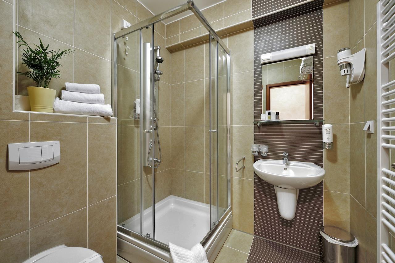 Hotel Antica-Seafront Hotel With Comfortable Rooms And Pool Stari Grad  Dış mekan fotoğraf