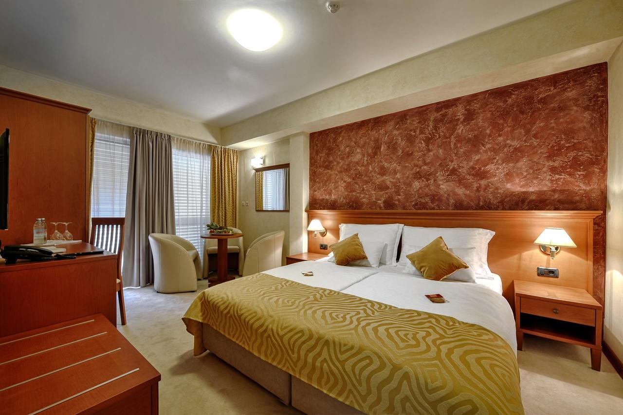 Hotel Antica-Seafront Hotel With Comfortable Rooms And Pool Stari Grad  Dış mekan fotoğraf