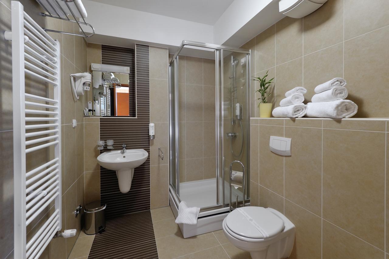 Hotel Antica-Seafront Hotel With Comfortable Rooms And Pool Stari Grad  Dış mekan fotoğraf