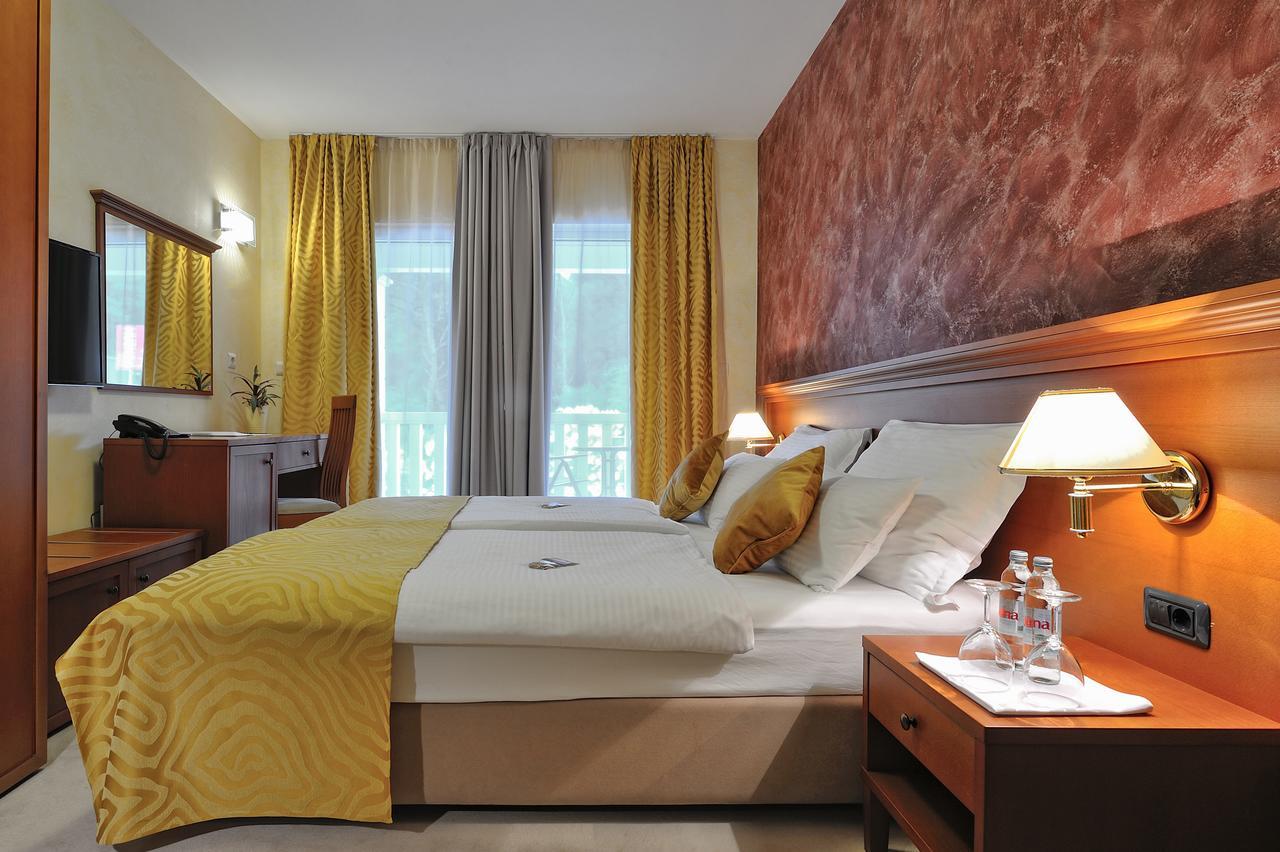 Hotel Antica-Seafront Hotel With Comfortable Rooms And Pool Stari Grad  Dış mekan fotoğraf