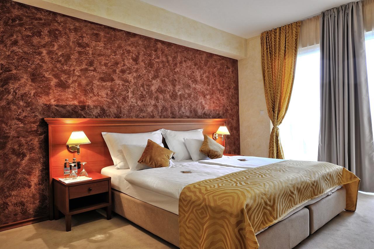 Hotel Antica-Seafront Hotel With Comfortable Rooms And Pool Stari Grad  Dış mekan fotoğraf
