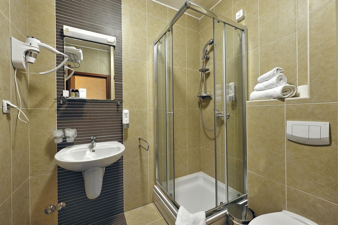 Hotel Antica-Seafront Hotel With Comfortable Rooms And Pool Stari Grad  Dış mekan fotoğraf