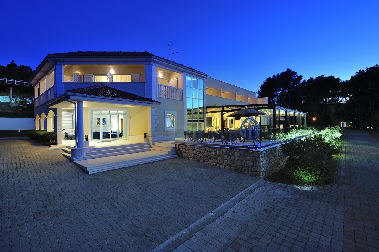 Hotel Antica-Seafront Hotel With Comfortable Rooms And Pool Stari Grad  Dış mekan fotoğraf